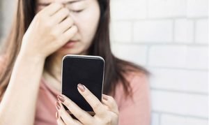 excessive use of mobiles lead to eyesight problems