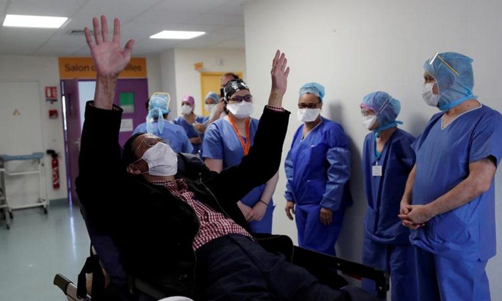 After being discharged from the hospital 16 days later, the patient expressed his happiness in a unique way - Photo Source - Reuters