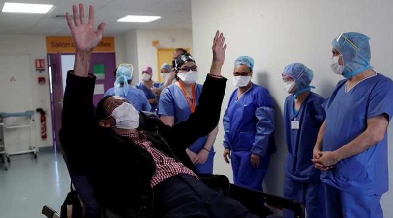 After being discharged from the hospital 16 days later, the patient expressed his happiness in a unique way - Photo Source - Reuters
