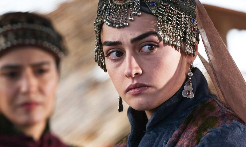 Who plays the role of Ertugrul's wife in the play